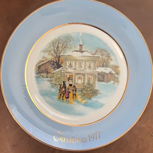 Adorable Christmas Plate 1977 Carolers in snow - Picture 1 of 6